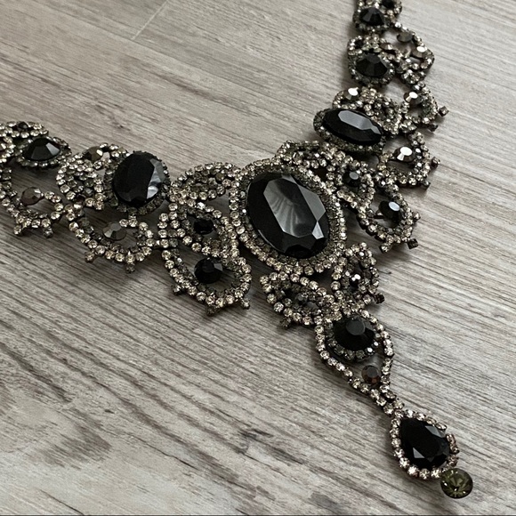 Rhinestone statement bib necklace and earrings set - Picture 5 of 8